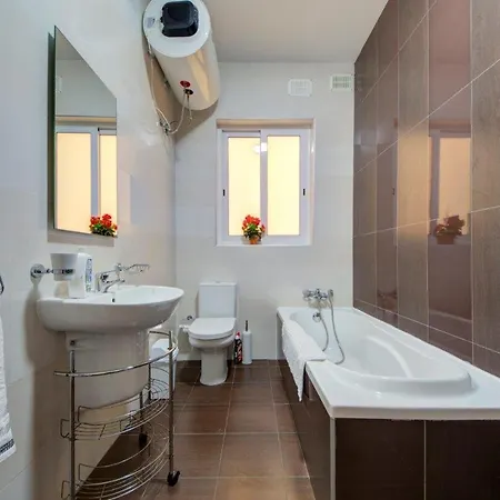 2br Fully Ac & 10 Min Walk To Balluta * Sliema