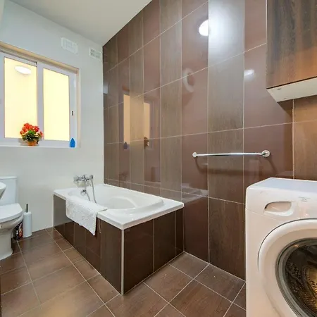 2br Fully Ac & 10 Min Walk To Balluta