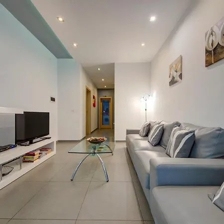 2 Bedroom Close To Seafront Apartment *