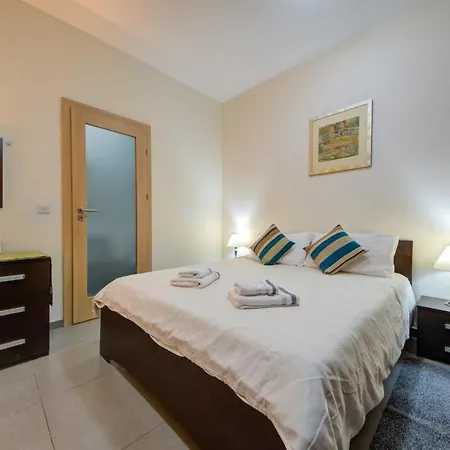 2br Fully Ac & 10 Min Walk To Balluta Sliema