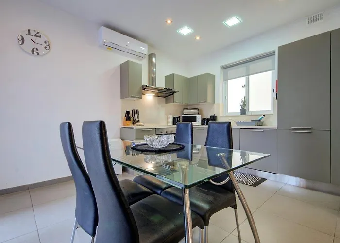 2br Fully Ac & 10 Min Walk To Balluta Apartment Sliema