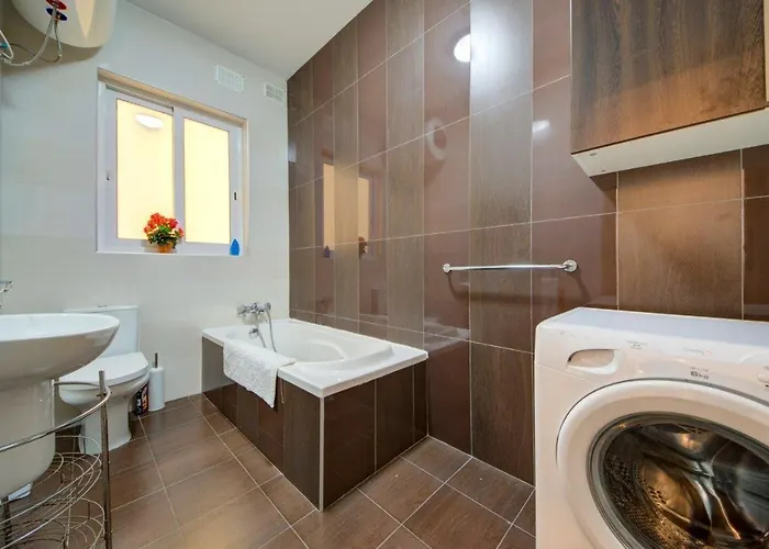 2br Fully Ac & 10 Min Walk To Balluta