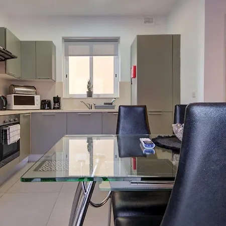 2br Fully Ac & 10 Min Walk To Balluta סליאמה